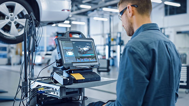 Car,Service,Manager,Or,Mechanic,Is,Running,An,Interactive,Diagnostics