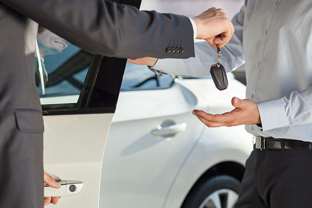 Car,Dealer,Is,Giving,A,Key,To,The,New,Car
